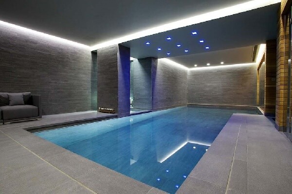gri taşlı kaplama villa içi modern yüzme havuzu